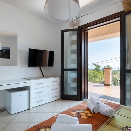 Lodge Vulcano, Tra L'etna E Il Mare *