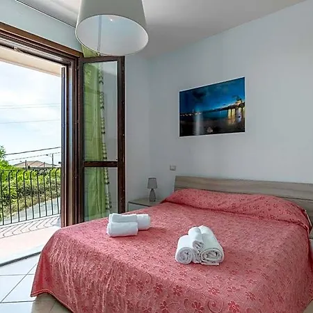 Vulcano, Tra L'etna E Il Mare * زافيرانا إتنيا